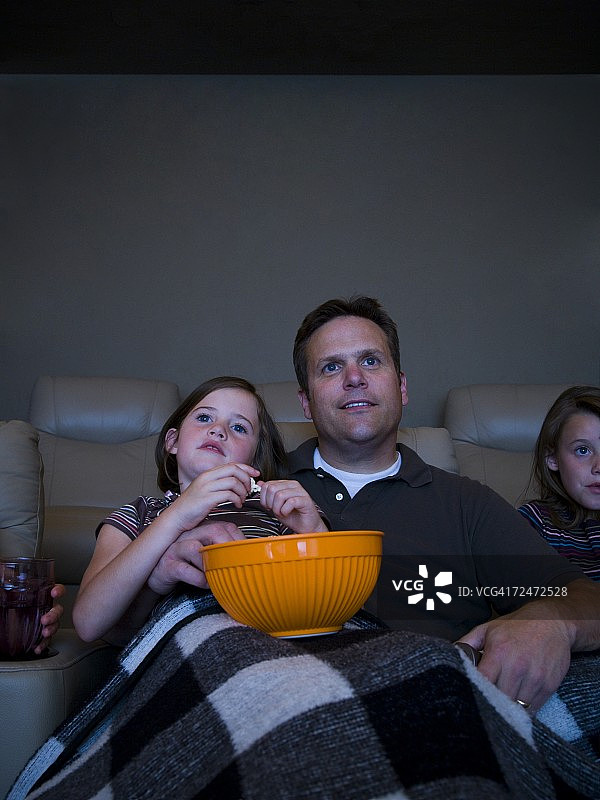 父女在家中影院看电影图片素材