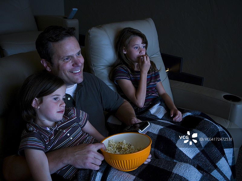 父女在家中影院看电影图片素材