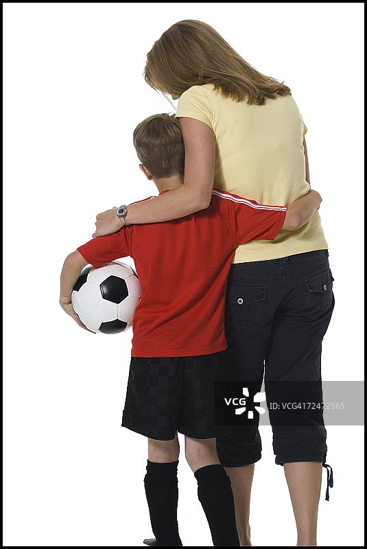 带着儿子的足球妈妈图片素材