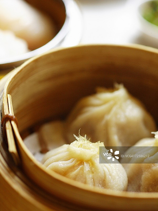 蒸笼里的小笼包特写图片素材