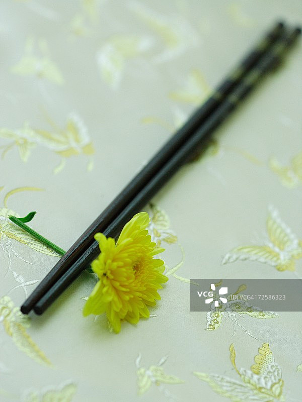 一双筷子和菊花特写图片素材