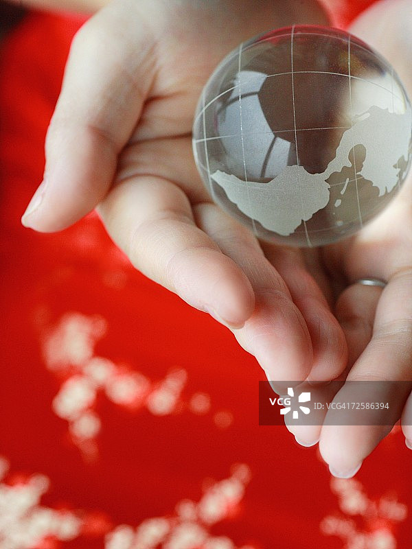 女人手持地球仪的特写图片素材