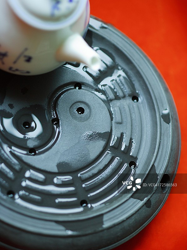 托盘上茶壶的高角度视图图片素材