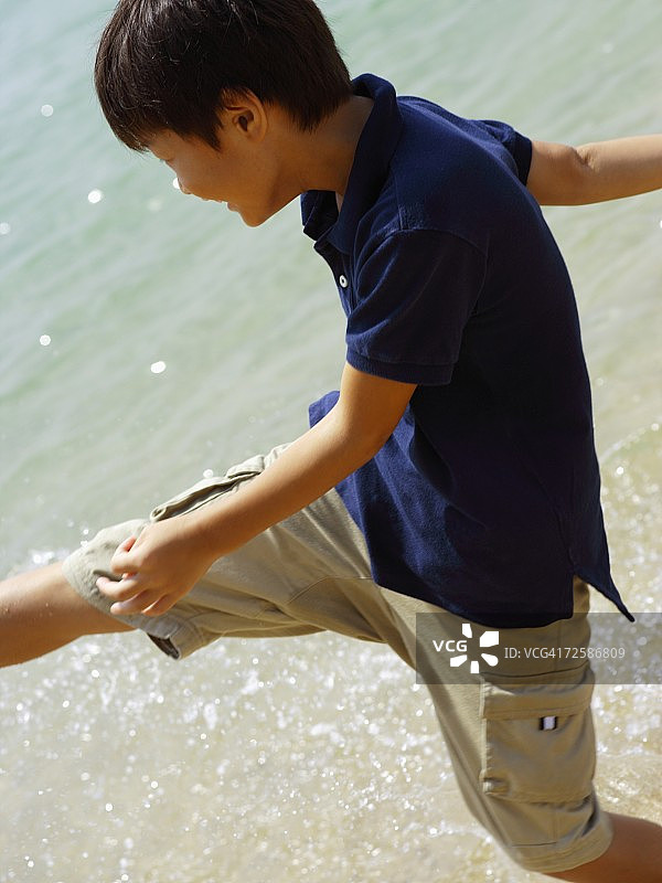 溅水的男孩侧面照图片素材