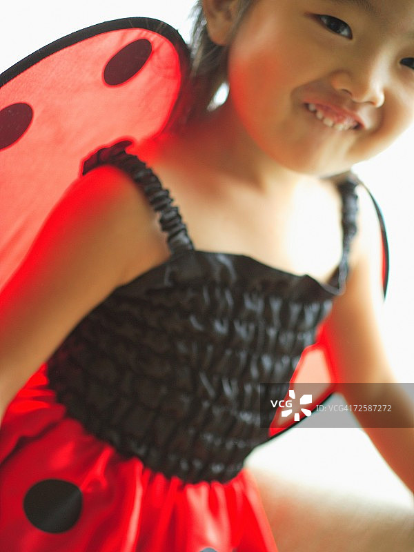 穿着蝴蝶服装的女孩特写图片素材