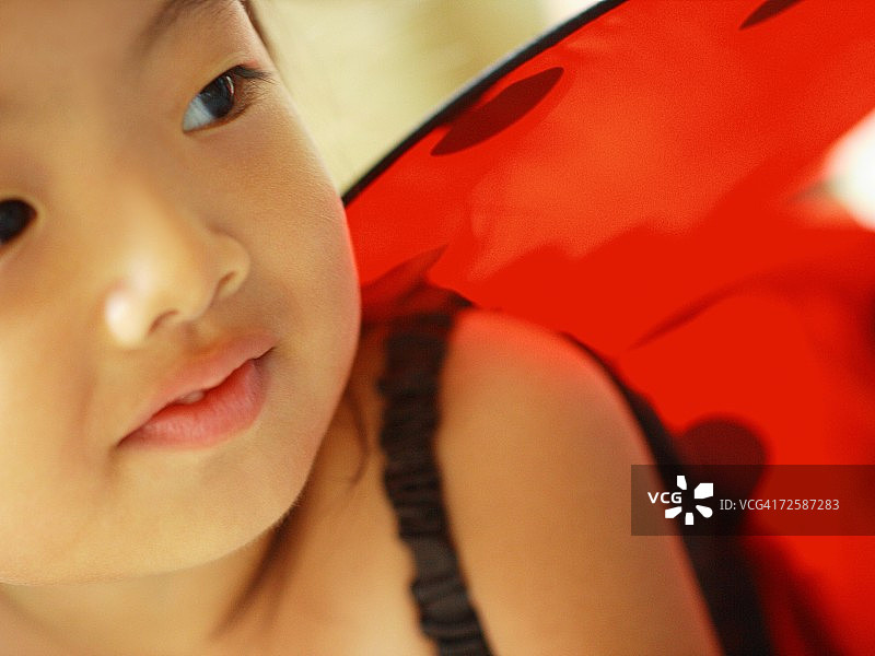 穿着蝴蝶服装的女孩特写图片素材