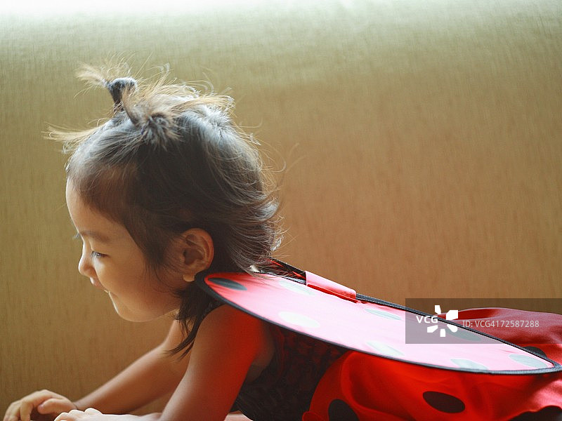 侧面轮廓：女孩身穿蝴蝶服装图片素材