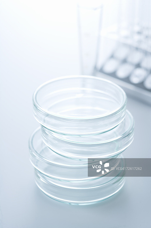 培养皿堆，高角度特写，白色背景，差异对焦图片素材