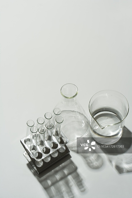 试管架和实验室瓶子，高角度视图，白色背景，复制空间图片素材
