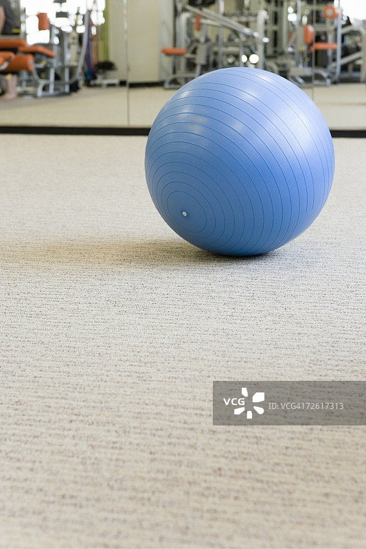 健身房地板上的健身球正面图带空白区域图片素材