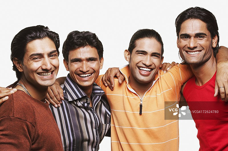 四个年轻男子肩并肩站立合影图片素材