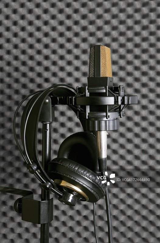 麦克风、支架和耳机图片素材
