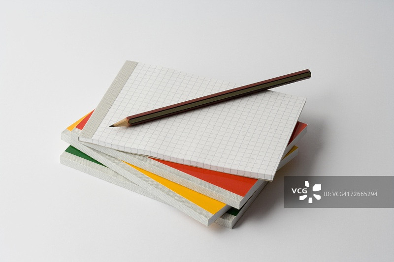 一叠便签本上的铅笔图片素材