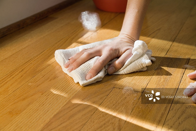 用抹布清洁木地板图片素材