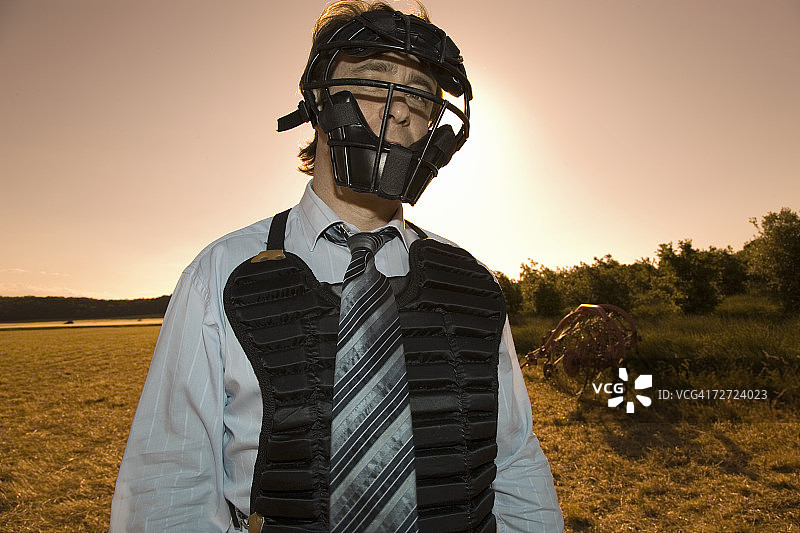 穿着防护运动服在户外的商人肖像图片素材