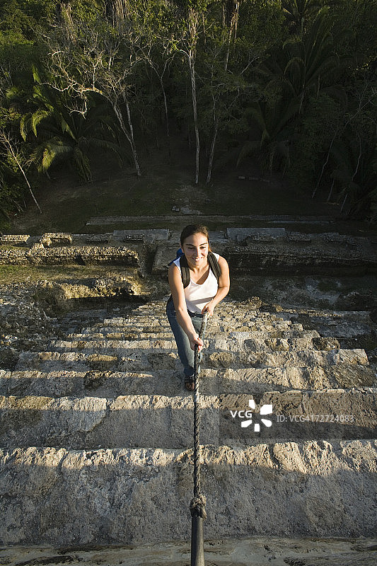 在拉马奈玛雅遗址，用绳索爬台阶的年轻女子（高角度）图片素材