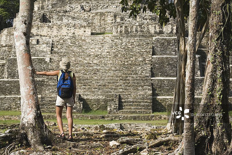 年轻女人参观拉马奈玛雅遗址图片素材