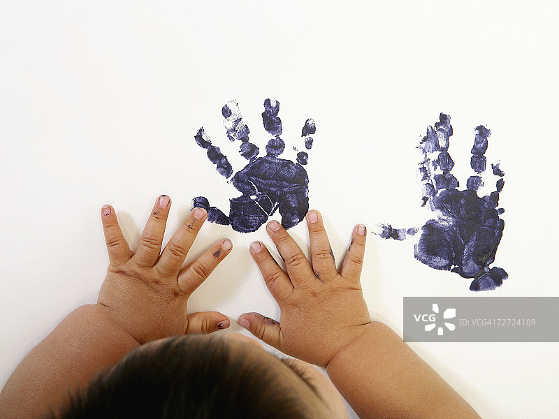 男婴（15-18个月）制作手绘手印，特写图片素材