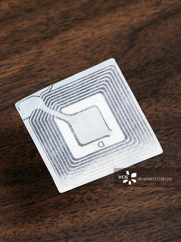 木质背景上的安全标签图片素材