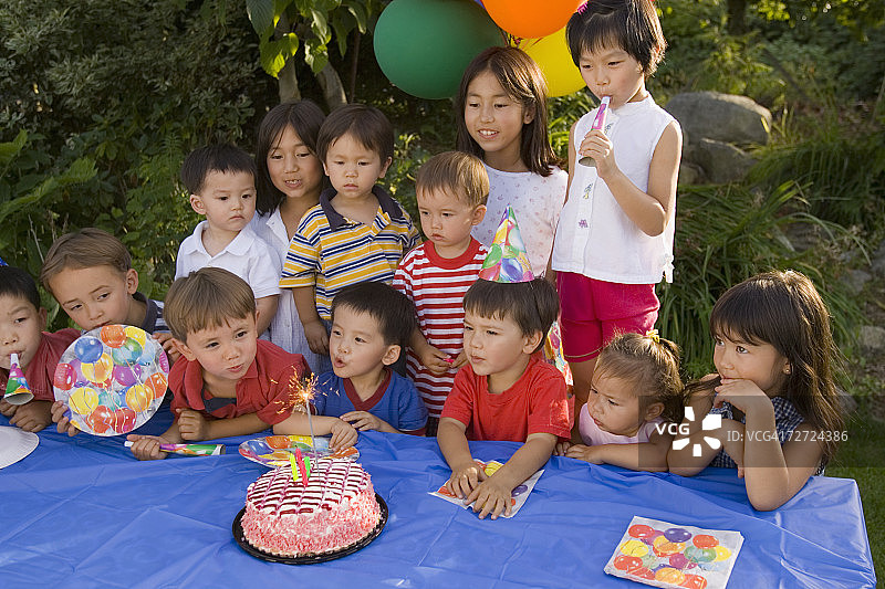 生日派对上的儿童（2-11岁），仰视图片素材