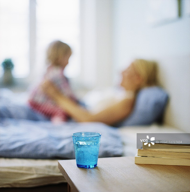 床头柜上的书和一杯水图片素材