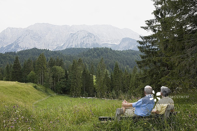 宁静田野中的情侣图片素材