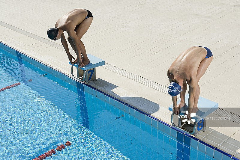 起跑器上的男子游泳运动员图片素材