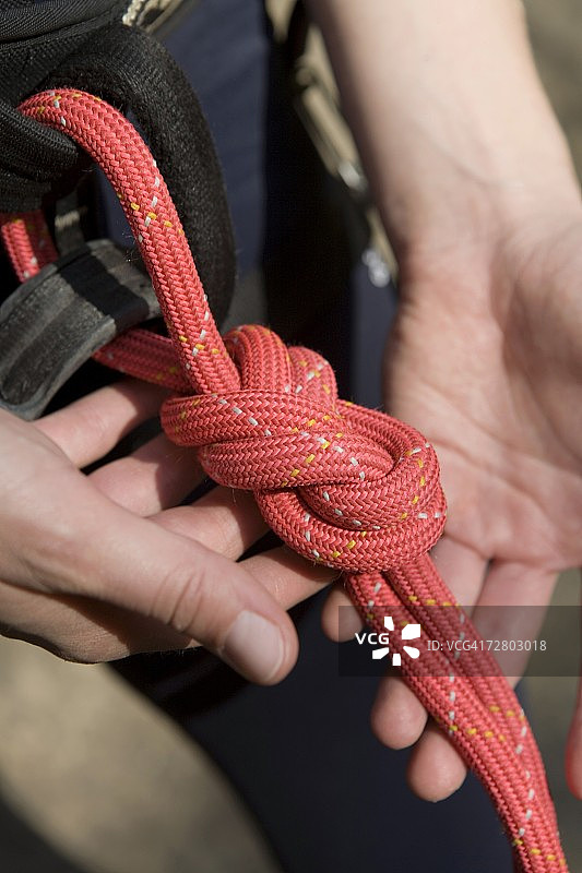 女人打攀岩绳结，高角度拍摄图片素材