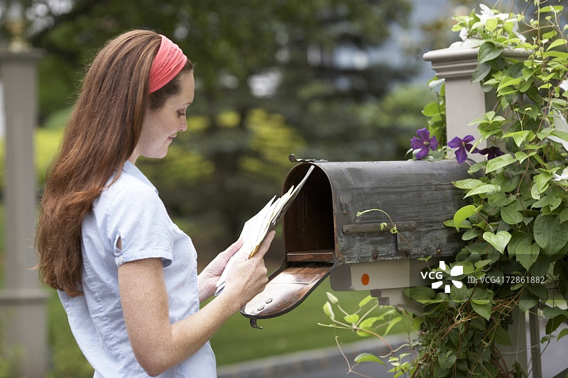 正在收取邮件的年轻女人图片素材