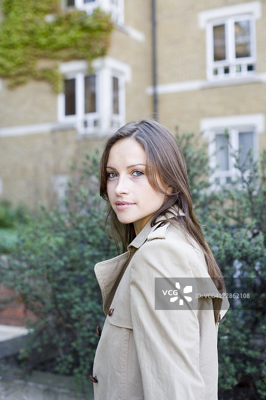 穿着风衣的年轻女人图片素材