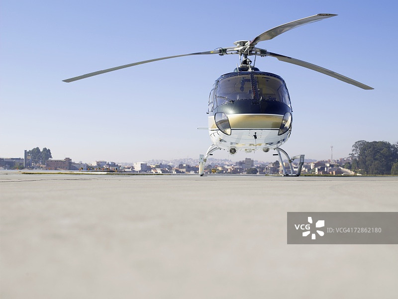 停在停机坪上的直升机，巴西圣保罗卡拉皮库伊巴图片素材