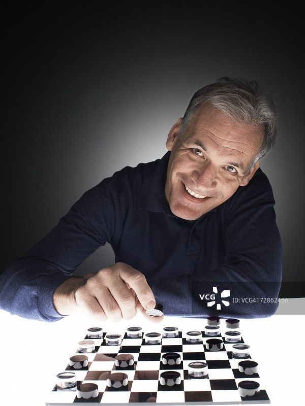 男子移动棋子图片素材