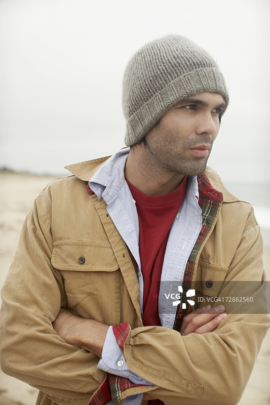 戴帽子的年轻男人在海滩图片素材