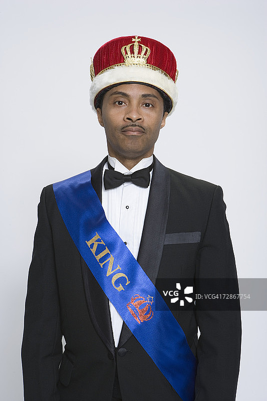 戴着国王皇冠和绶带的中年男人肖像图片素材