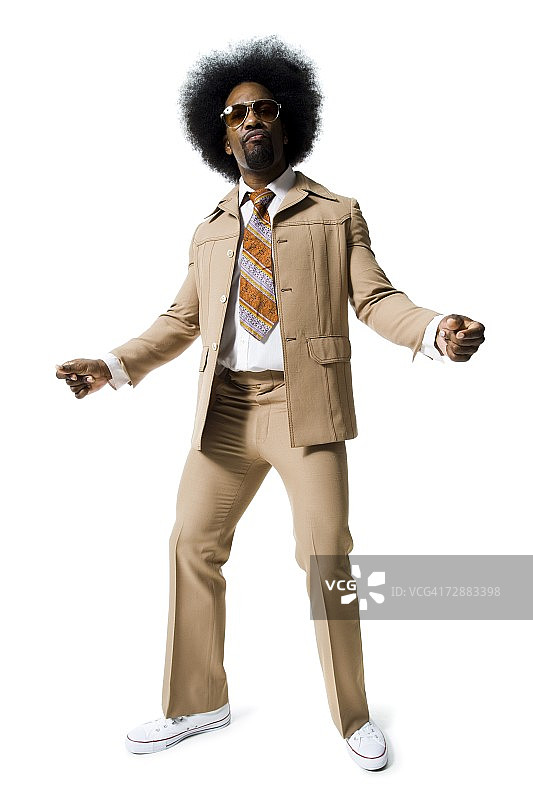 身穿米色西装、蓬蓬头的男人图片素材