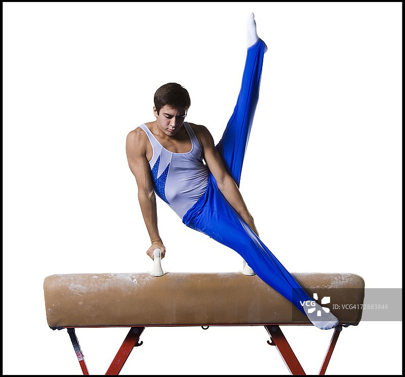 男子体操运动员在跳马上进行例行表演图片素材