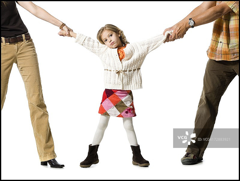 监护权争夺中不高兴的年轻女孩图片素材