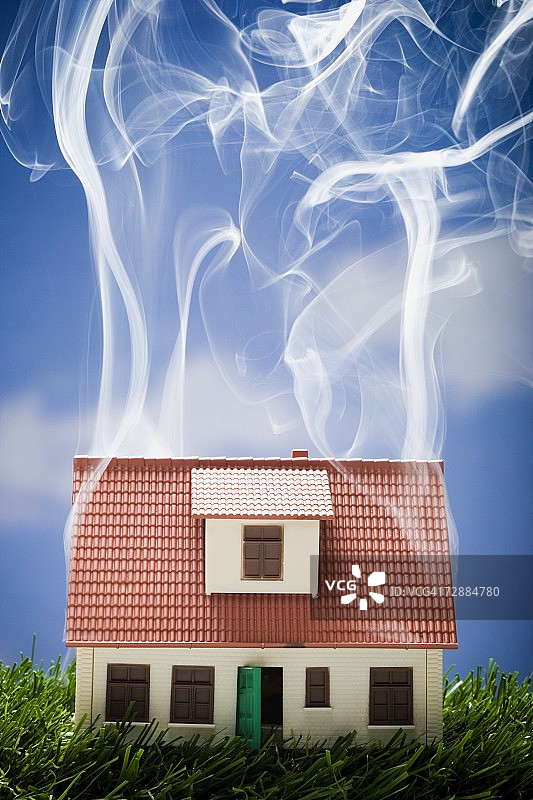 冒烟的玩具屋图片素材
