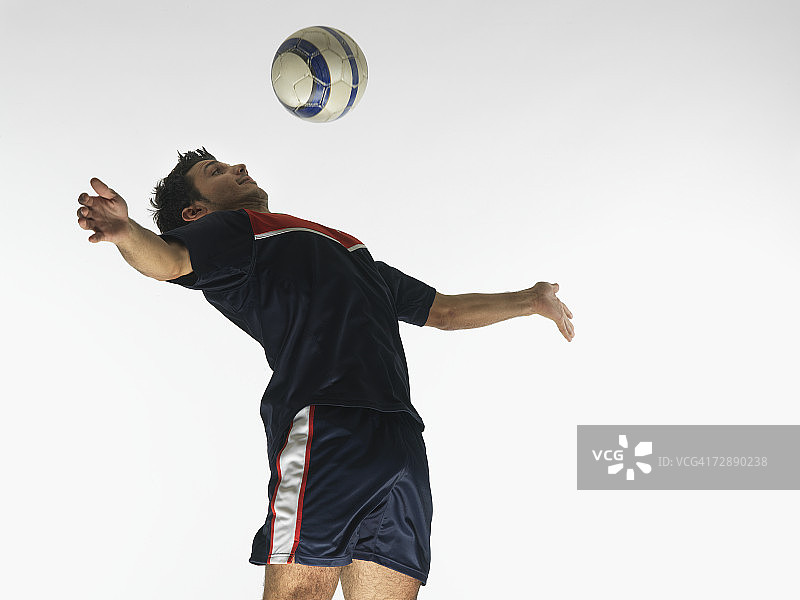 足球运动员胸部停球图片素材
