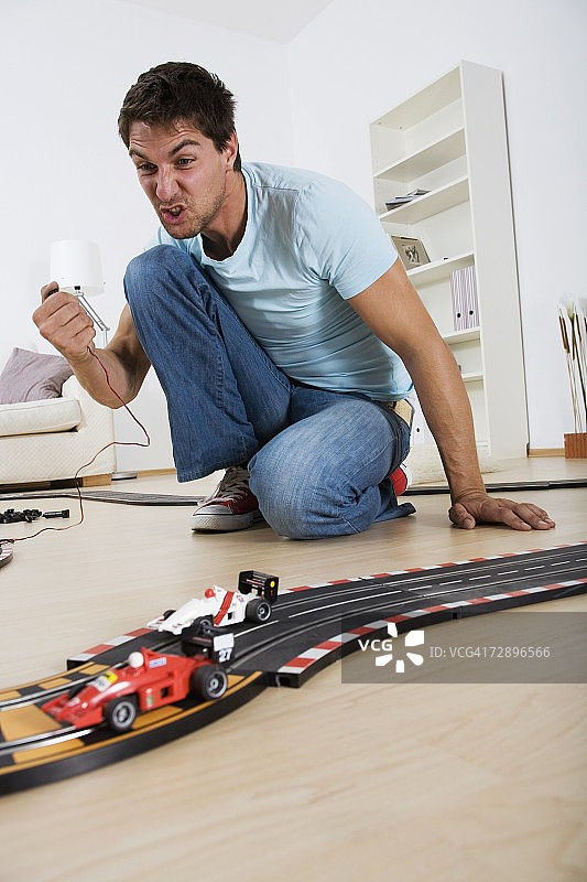 男人玩玩具赛道图片素材
