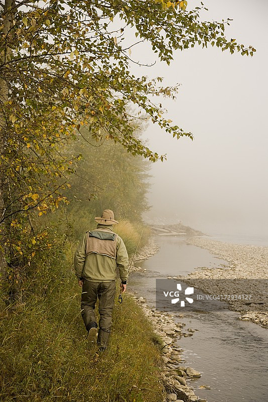 一名男子在加拿大BC省的麋鹿河附近飞蝇钓鱼图片素材