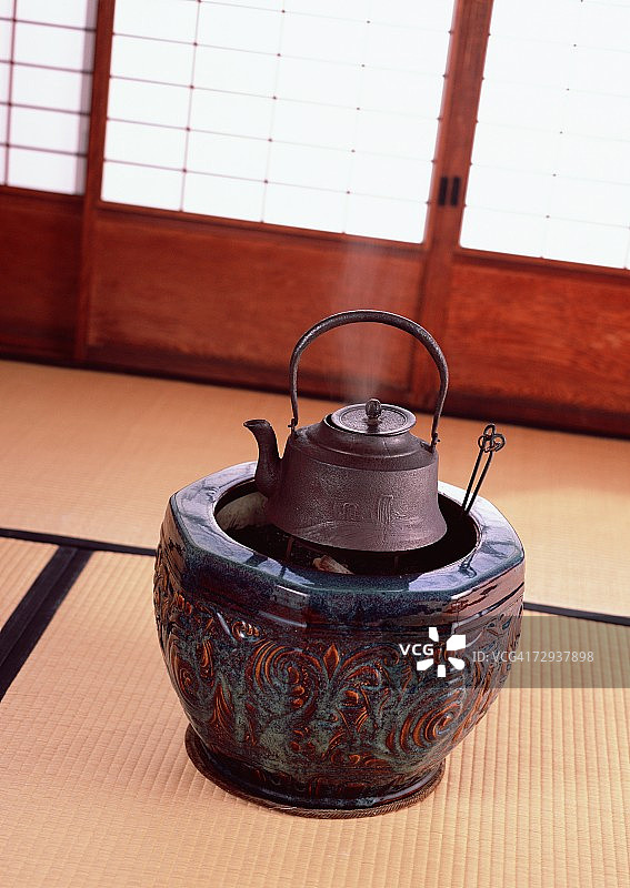 木炭火盆与铁水壶图片素材