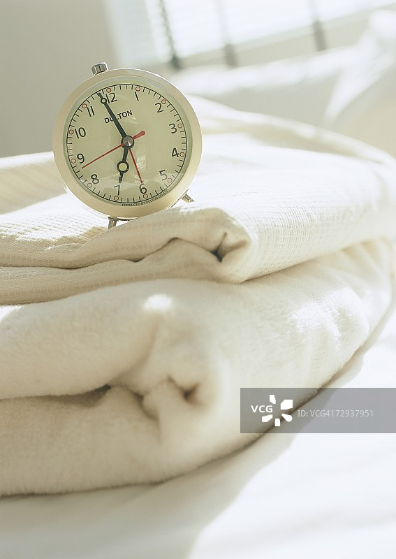 闹钟和亚麻布图片素材