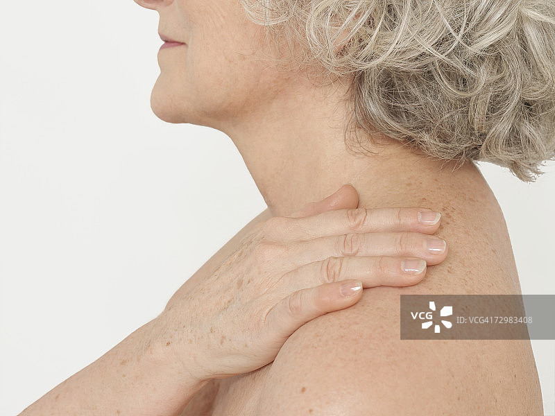 老年妇女手放肩膀上特写图片素材