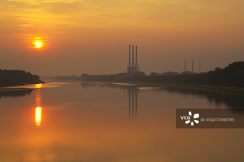 德国福堡多瑙河日出时的发电站图片素材