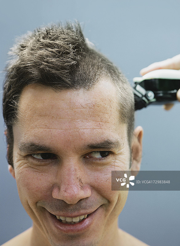 男人理发特写图片素材