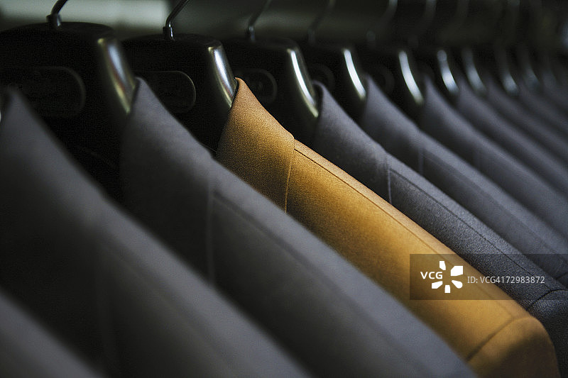 衣柜里一排悬挂的西装图片素材