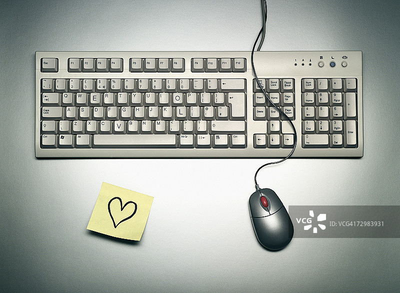 带有L、O、V、E放大键、鼠标和便签的电脑键盘图片素材