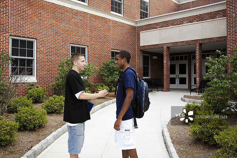 年轻人和青少年（16-17岁）握手图片素材