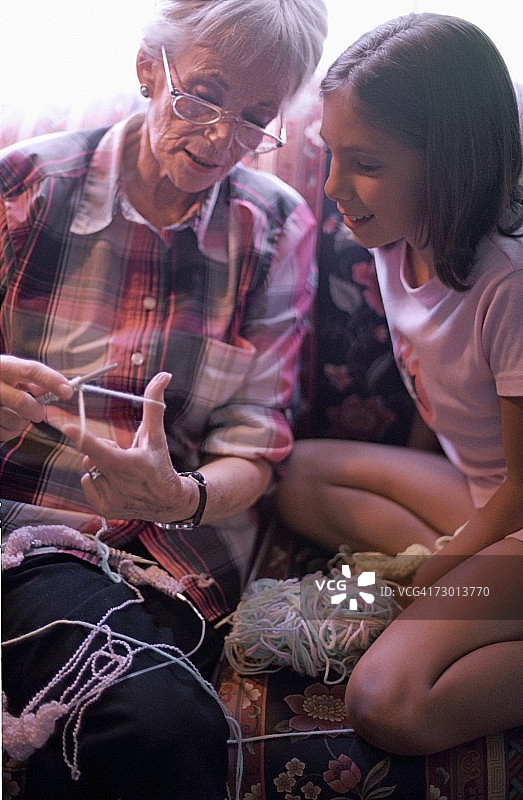 奶奶教孙女（10-11岁）钩针编织图片素材